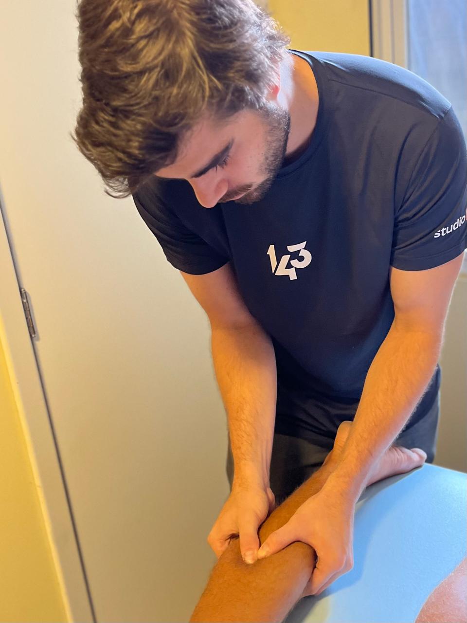 Felipe Teixeira, fisioterapeuta, durante atendimento de terapia manual no Studio 143 em Porto Alegre